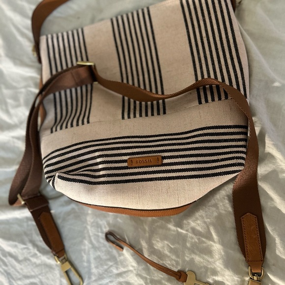 Fossil off white with black striped shoulder bag
with extra brown leather strap - Picture 3 of 14